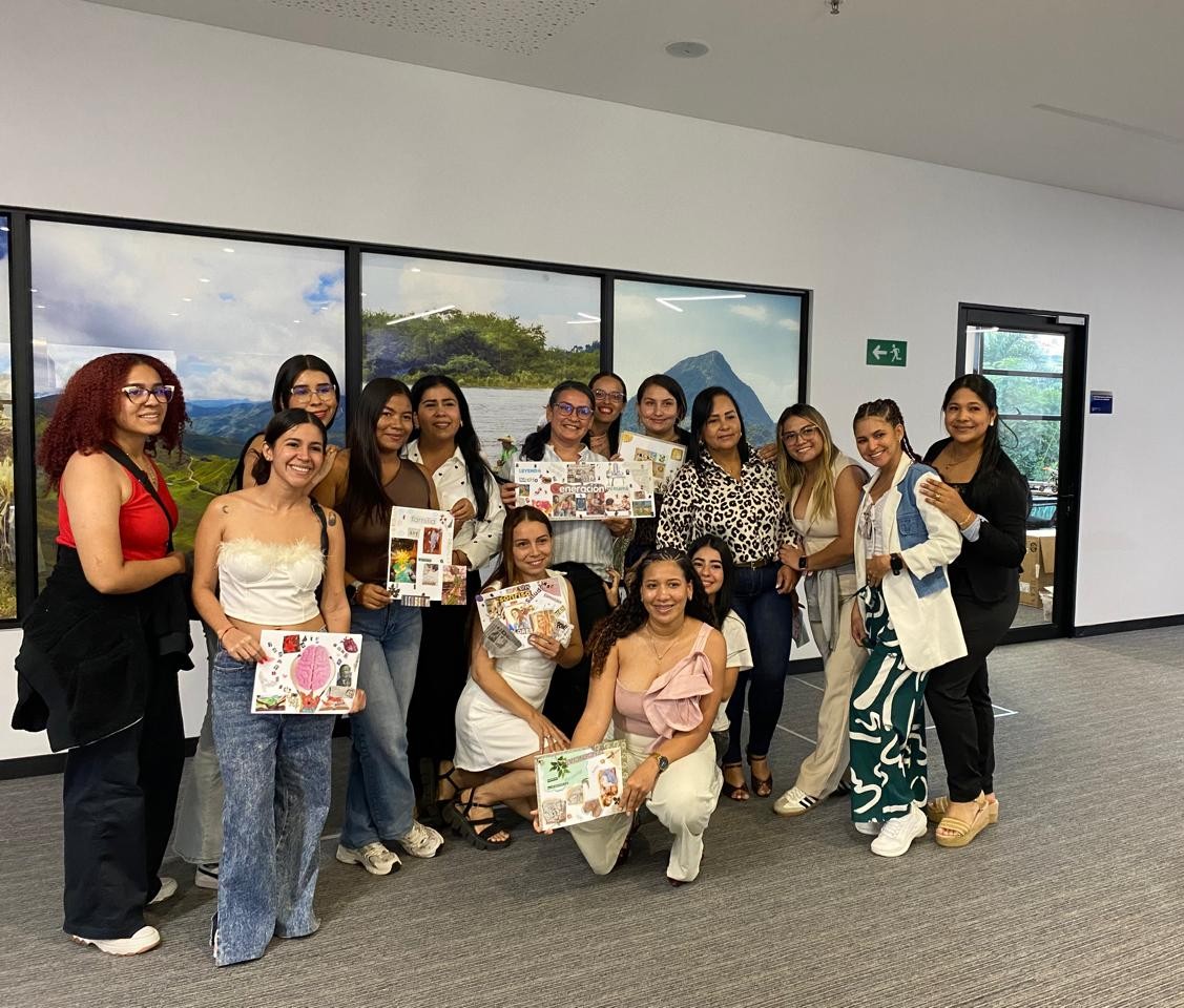 Lecturas e imágenes se unen en un taller de collage literario con estudiantes
