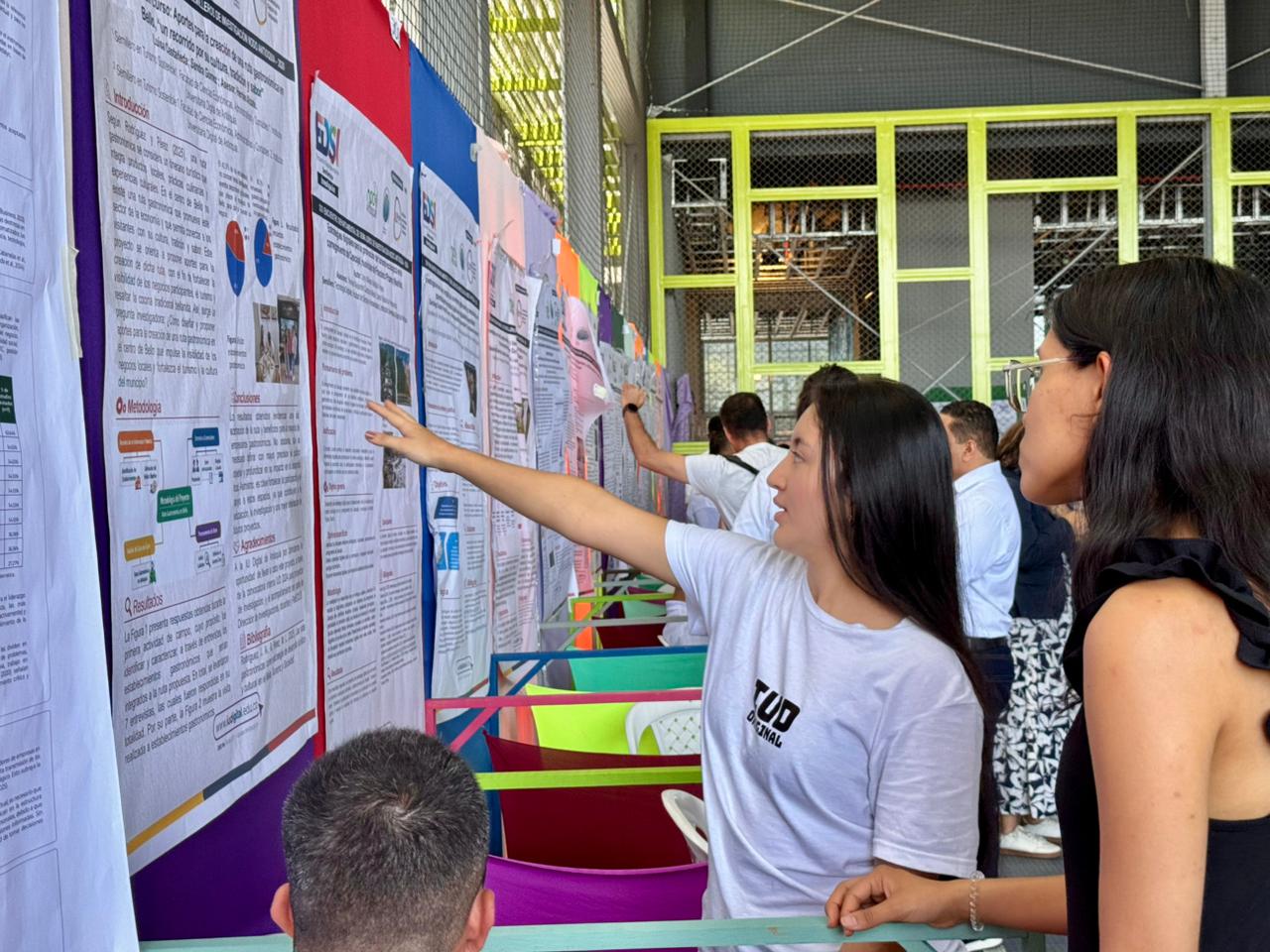 Estudiantes y docentes de la IU Digital presentan y comparten sus proyectos de investigación en el Encuentro Departamental de Semilleros – Nodo Antioquia 2026.