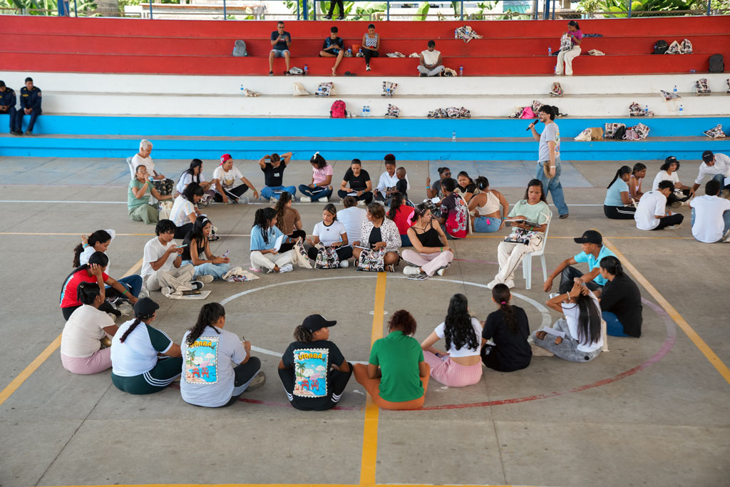 Estudiantes reciben acompañamiento académico y tecnológico durante actividad de permanencia estudiantil en la IU Digital.