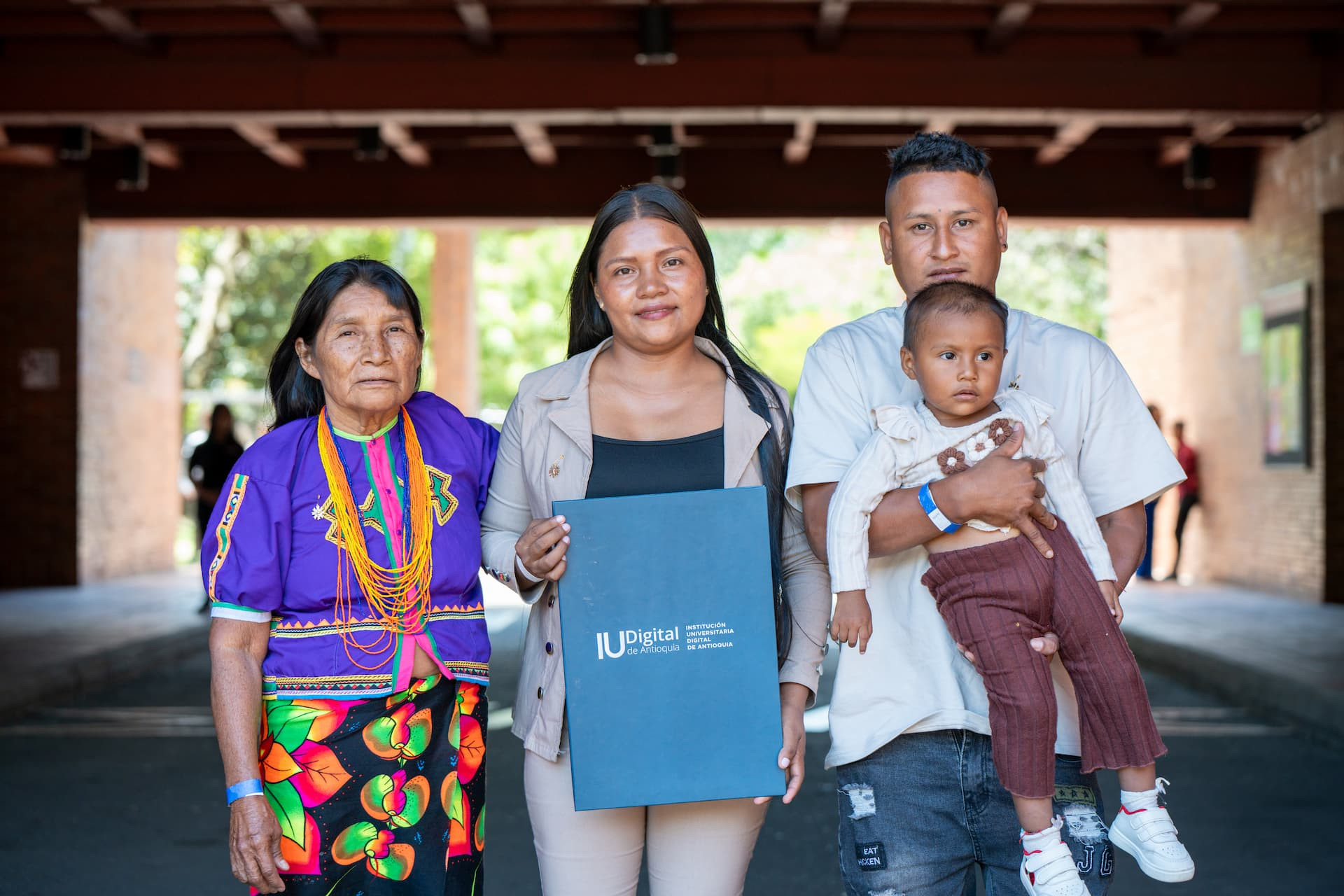 Graduada de la IU Digital de Antioquia junto a familiares durante la ceremonia de grados