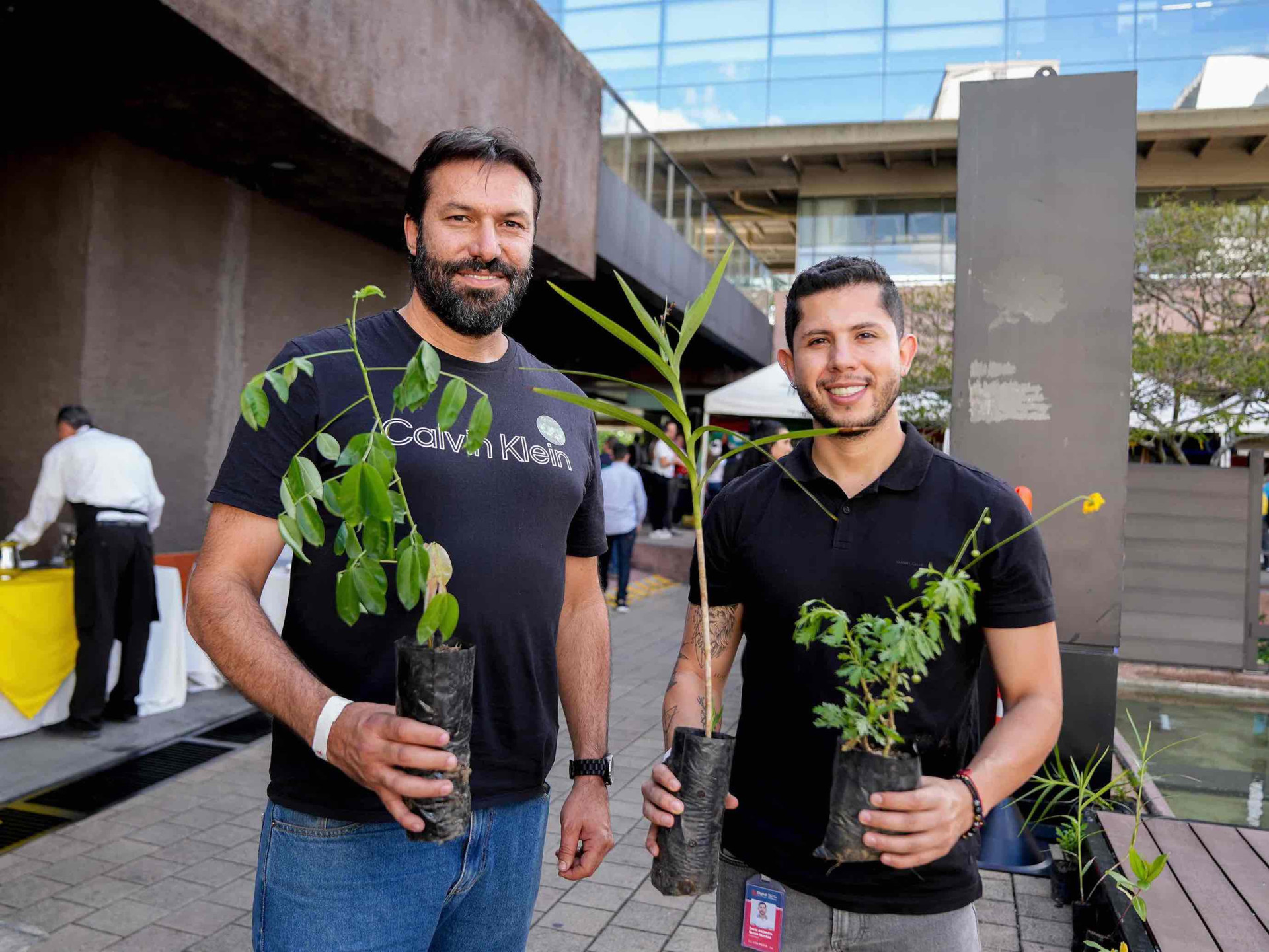 Participantes de las tres instituciones educativas realizando una actividad durante el evento 'Calma que transforma' en Antioquia.