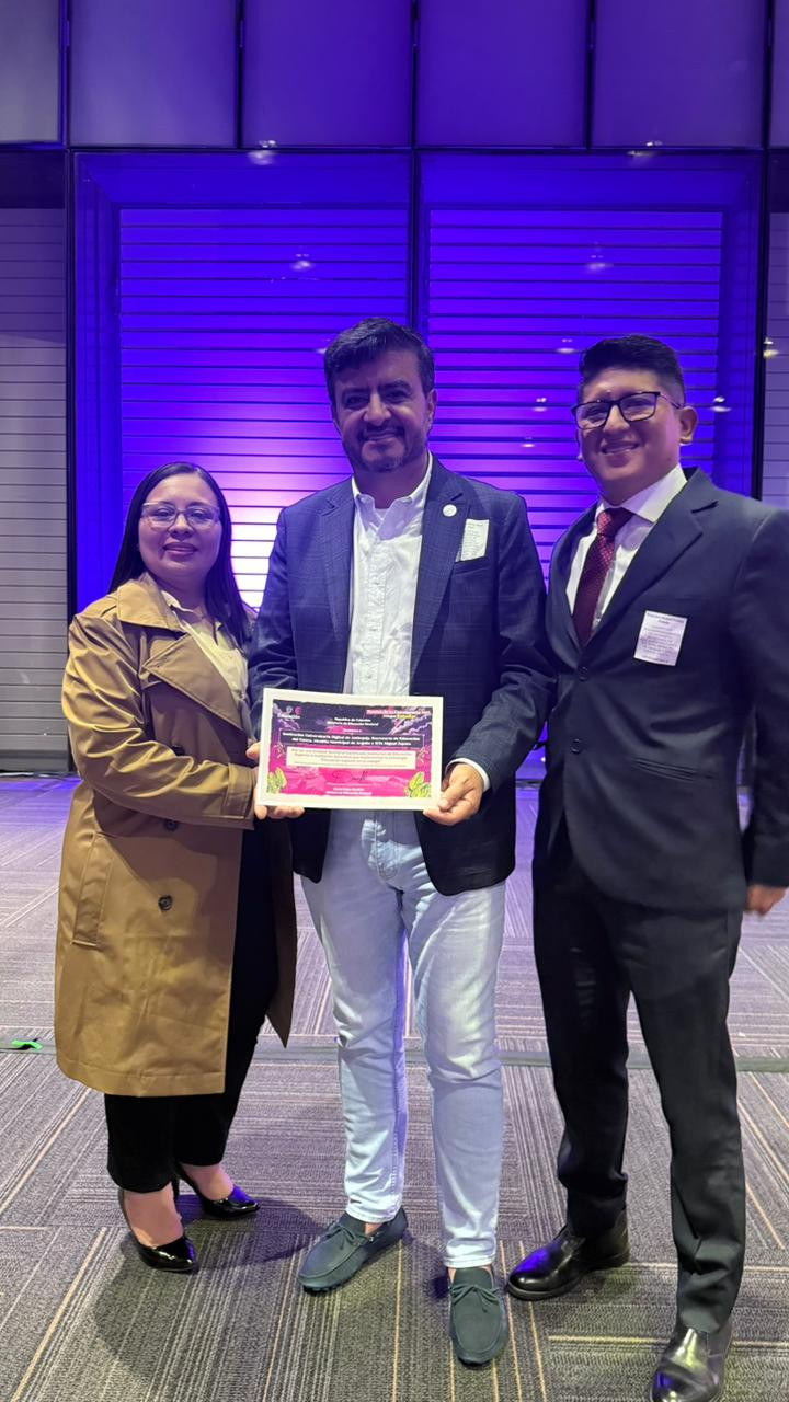 Equipo de la IU Digital de Antioquia posando con el reconocimiento entregado por el Ministerio de Educación Nacional en Bogotá.