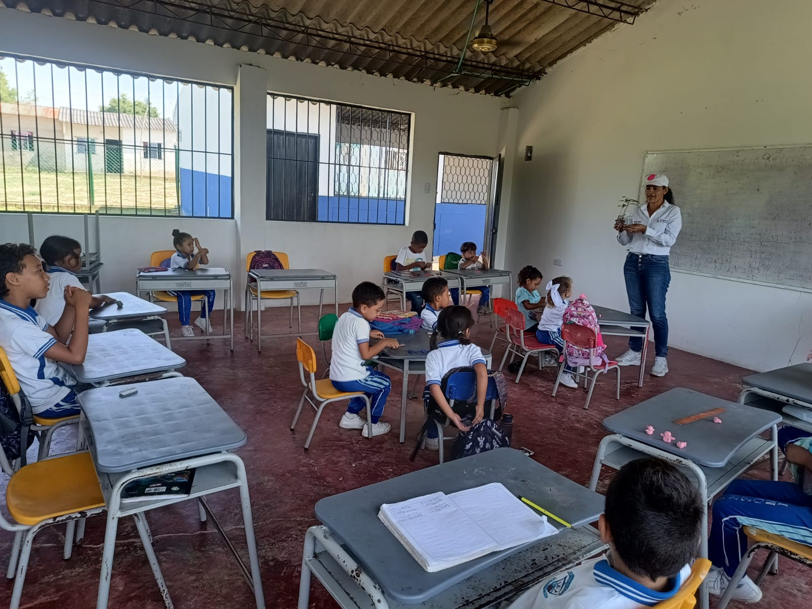 Grupo de personas realizando masajes a los asistentes durante el evento 'Calma que transforma' en Antioquia.
