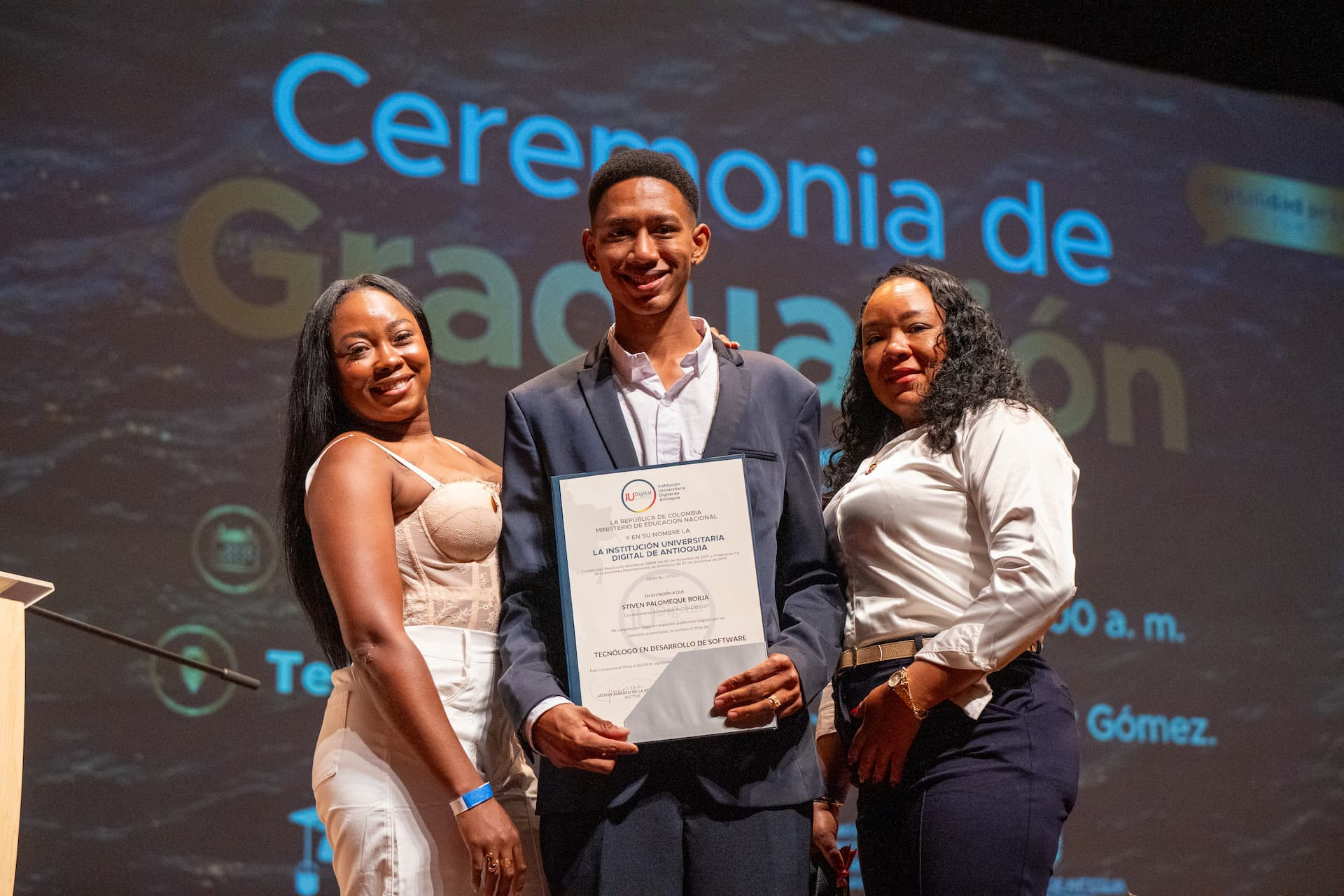 Entrega de diploma a graduado de la IU Digital de Antioquia durante la ceremonia