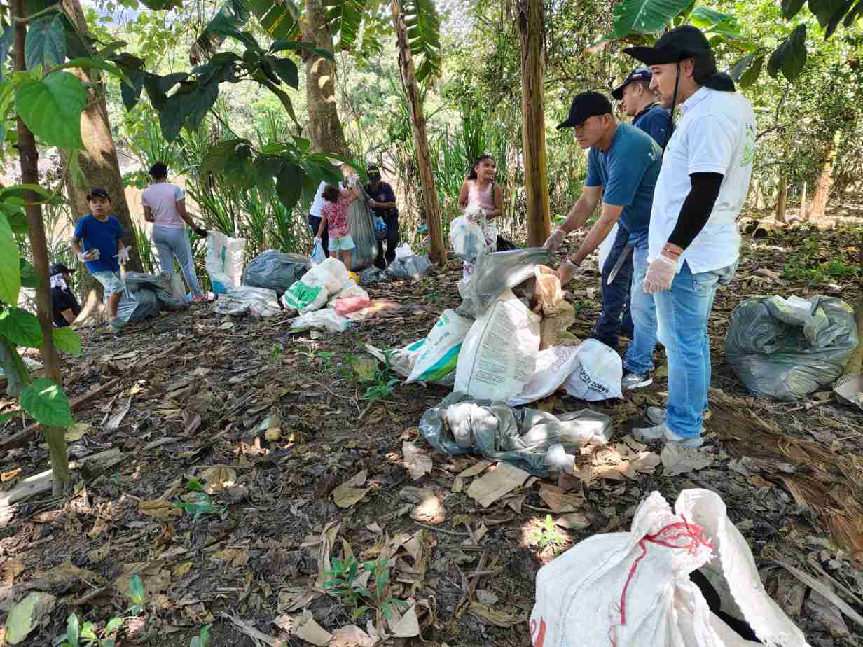 Una profesora de la IU Digital, un payaso del evento 'Calma que transforma' y otro payaso mujer montada en sancos durante una actividad del evento en Antioquia.