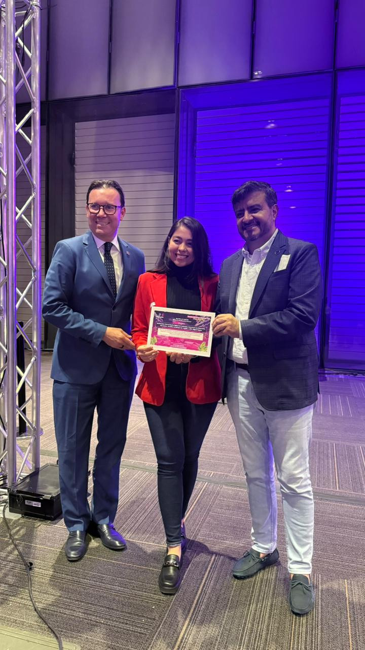 Entrega del reconocimiento del Ministerio de Educación Nacional a la IU Digital de Antioquia durante la Noche de la Excelencia 2025.