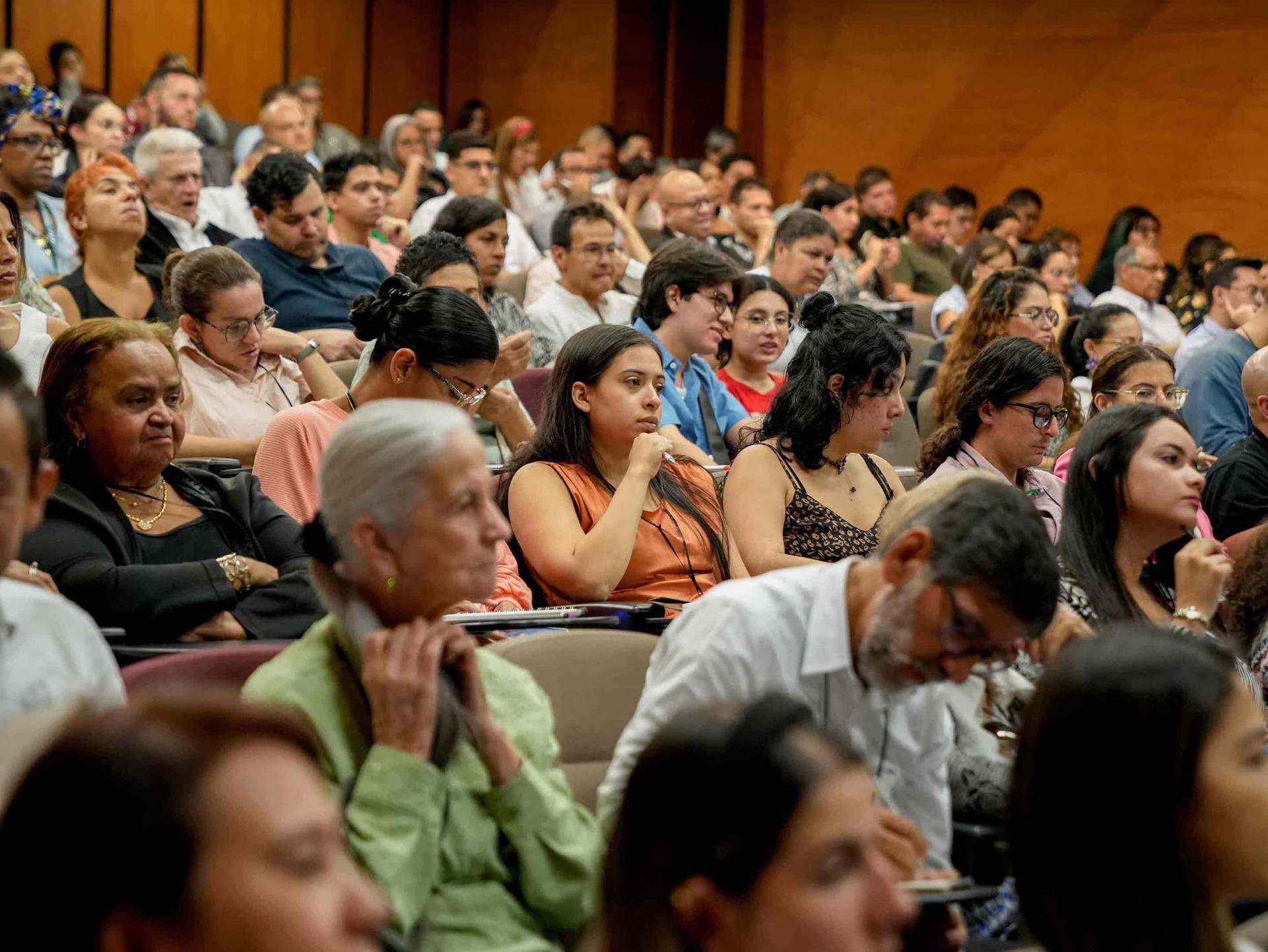 Momento del show del evento 'Calma que transforma', con participantes disfrutando de la actividad en Antioquia."
