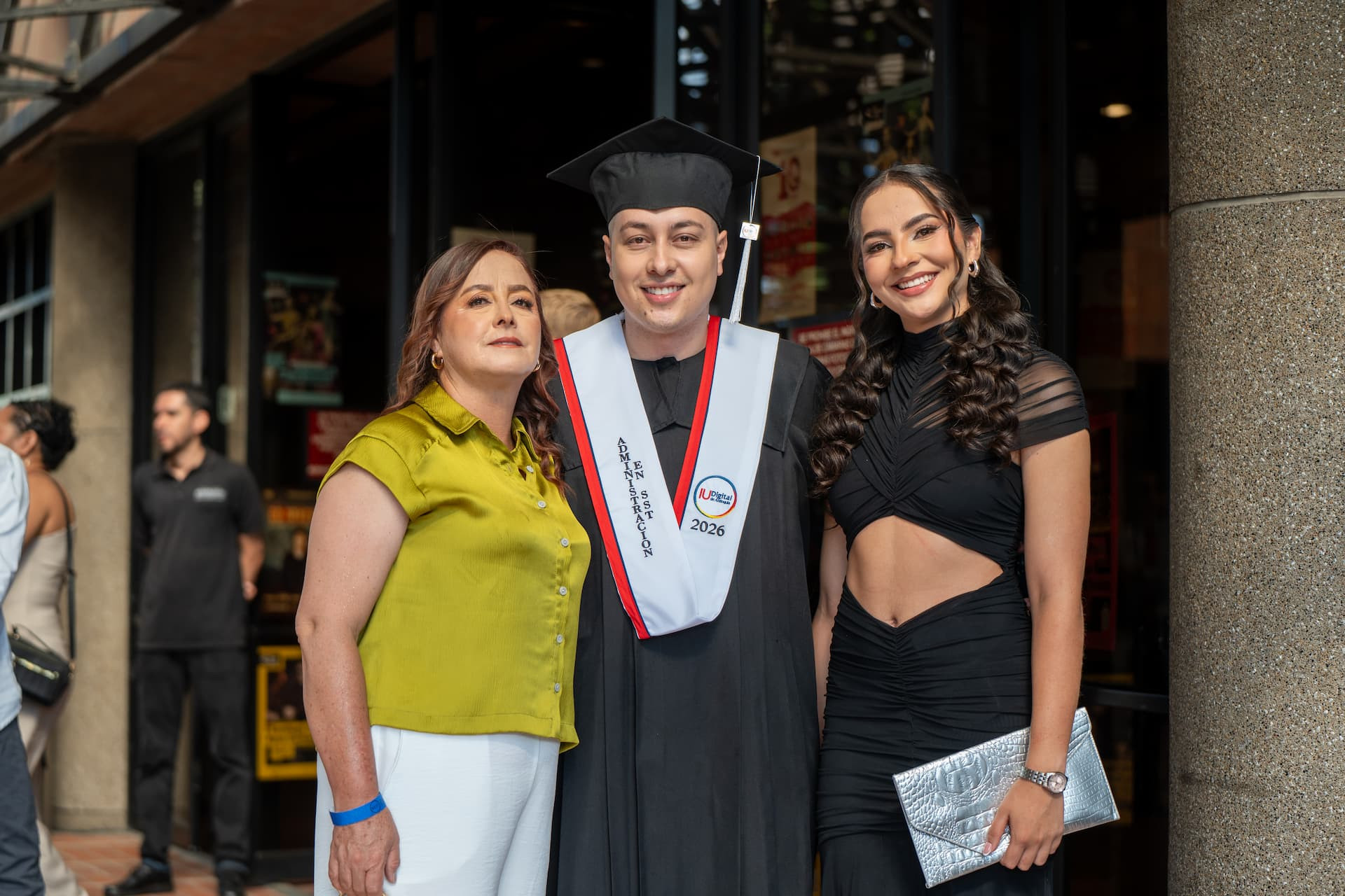 Familia celebra la graduación de una estudiante de la IU Digital de Antioquia