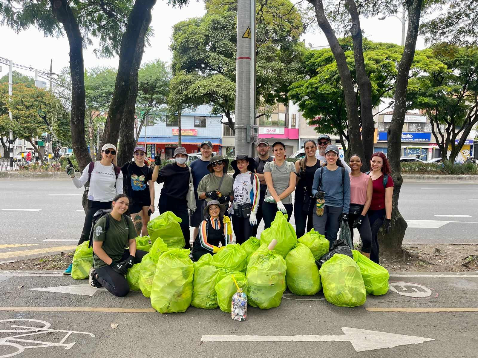 Momento del show del evento 'Calma que transforma', con participantes disfrutando de la actividad en Antioquia."