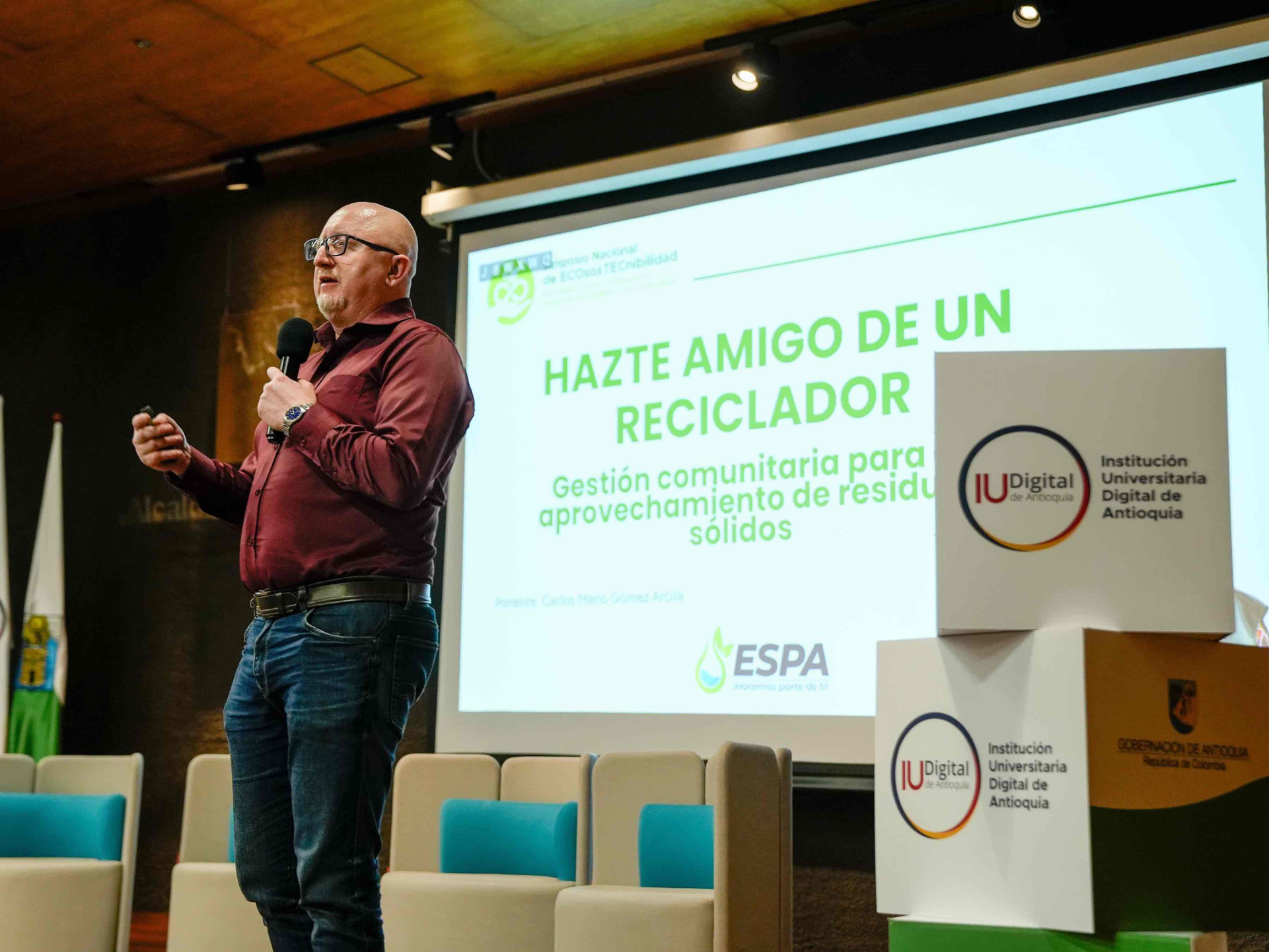 Momento del show del evento 'Calma que transforma', con participantes disfrutando de la actividad en Antioquia."